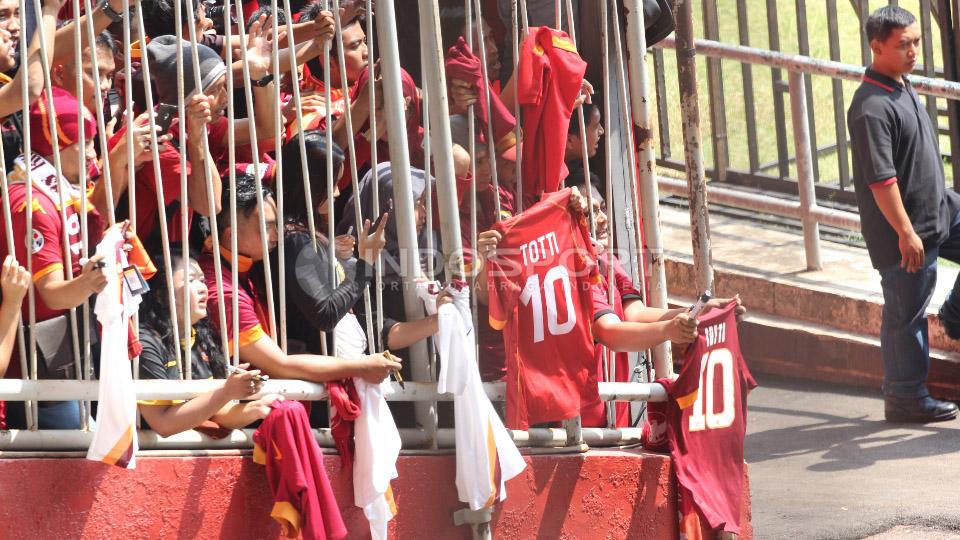 Sejumlah fans membentangkan jersey bernamakan sang kapten Fransesco Totti untuk ditanda tangani. Namun sayaang, harapan mereka sirna karena Totti bersama pemain lain langsung meninggalkan stadion usai 